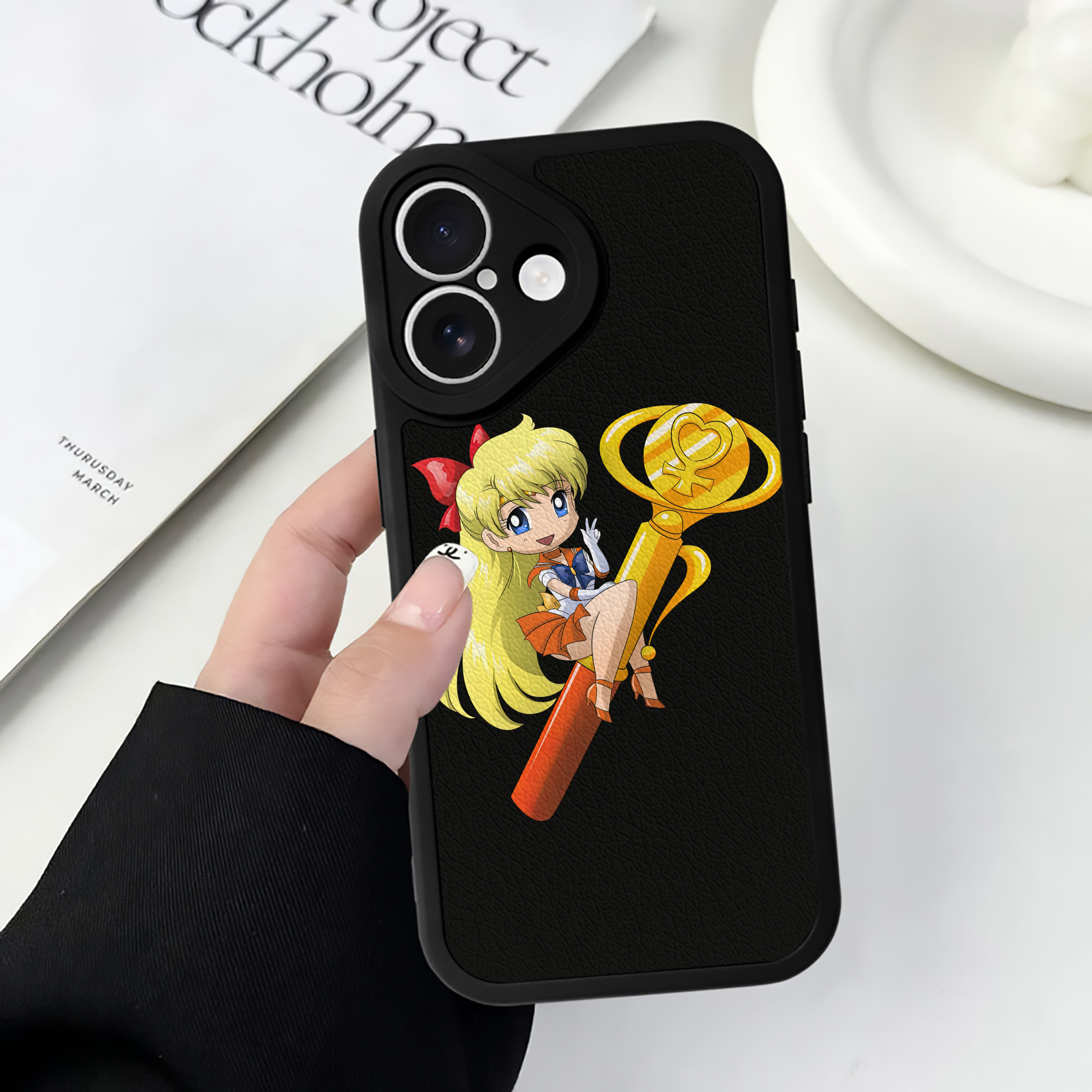 （画像用） 美少女戦士セーラームーン 愛野 美奈子 あいの みなこ Sailor Moon Aino Minako 【iPhone 16シリーズ対応】シリコンスマホケース（レザー調） 材質：シリコン
